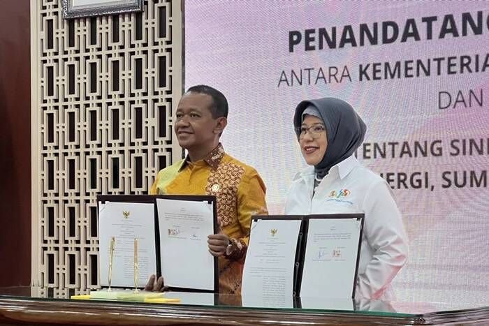 Menteri Energi dan Sumber Daya Mineral (ESDM) Bahlil Lahadalia bersama Kepala Badan Pusat Statistik (BPS) Amalia Adininggar Widyasanti menunjukkan nota kesepahaman tentang Sinergi Tugas dan Fungsi di bidang Energi, Sumber Daya Mineral, dan Statistik, di Kantor Kementerian ESDM, Jakarta, Selasa (14/10/2025). FOTO: ANTARA/Putu Indah Savitri