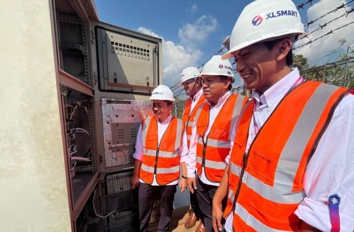 (ki-ka): Direktur & Chief Regulatory Officer XLSMART, Merza Fachys, Direktur & Chief Technology Officer XLSMART, Shurish Subbramaniam, Direktur & Chief People Officer XLSMART, Jeremiah Ratadhi, dan Regional Technical Lead Kalimantan XLSMART, Dedik Sulistiyono, melakukan pengecekan salah satu perangkat shelter BTS milik XLSMART yang berlokasi di Jl. Pemajatan, Kecamatan Gambut, Kabupaten Banjar, Kalimantan Selatan, Rabu (8/10/2025). Foto: HO/ XLSMART