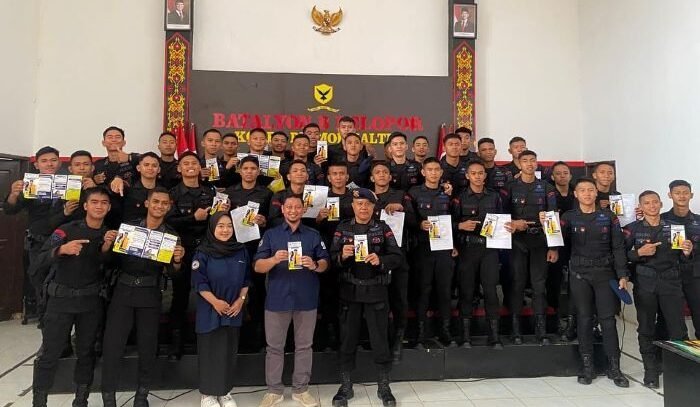 Batalyon B Pelopor Satbrimob Polda Kaltim menggandeng Universitas Terbuka (UT) untuk melaksanakan kegiatan sosialisasi program perkuliahan bagi para personel di Aula Mako Batalyon B Pelopor, Samarinda Seberang, pada Senin (13/10/2025). Foto: HO/Humas Polda Kaltim