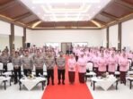 Bhayangkari Daerah Kaltim menggelar acara puncak perayaan di Gedung Pertemuan Bhayangkari yang berlangsung dengan penuh khidmat dan kebersamaan, pada Senin (27/10/2025). Foto: HO/Humas Polda Kaltim