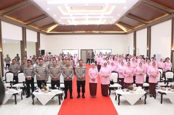 Bhayangkari Daerah Kaltim menggelar acara puncak perayaan di Gedung Pertemuan Bhayangkari Bhayangkari Daerah Kaltim menggelar acara puncak perayaan di Gedung Pertemuan Bhayangkari yang berlangsung dengan penuh khidmat dan kebersamaan, pada Senin (27/10/2025). Foto: HO/Humas Polda Kaltim