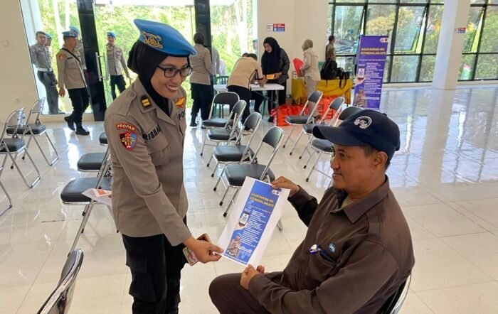 Bidpropam Polda Kaltim melaksanakan kegiatan sosialisasi aplikasi pengaduan Divpropam Polri yang berlangsung di Aula Kelurahan Gunung Bahagia, Kecamatan Balikpapan Selatan, pada Jumat (3/10/2025). Foto: HO/Humas Polda Kaltim