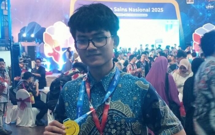 Billy Adnan Khalifah Siswa SMA Kesatuan Bangsa, Jogjakarta Saat Meraih medali emas OSN 2025 untuk kategori Kebumian, di Dome Universitas Muhammadiyah Malang (UMM) Jawa Timur, pada Sabtu malam (11/10/2025). Foto: HO/KOMPAS-Nugraha Perdana