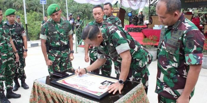 Dankodiklatad Letnan Jenderal TNI Mohamad Hasan, meninjau langsung lokasi pembangunan Pangkalan Yonif 826/Benuo Taka Bekerai (BTB) di kawasan Ibu Kota Nusantara (IKN), Sepaku, pada Kamis (15/10/2025). Foto: HO/Pendam VI/Mlw