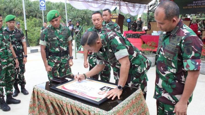 Dankodiklatad Letnan Jenderal TNI Mohamad Hasan, meninjau langsung lokasi pembangunan Pangkalan Yonif 826/Benuo Taka Bekerai (BTB) di kawasan Ibu Kota Nusantara (IKN), Sepaku, pada Kamis (15/10/2025). Foto: HO/Pendam VI/Mlw