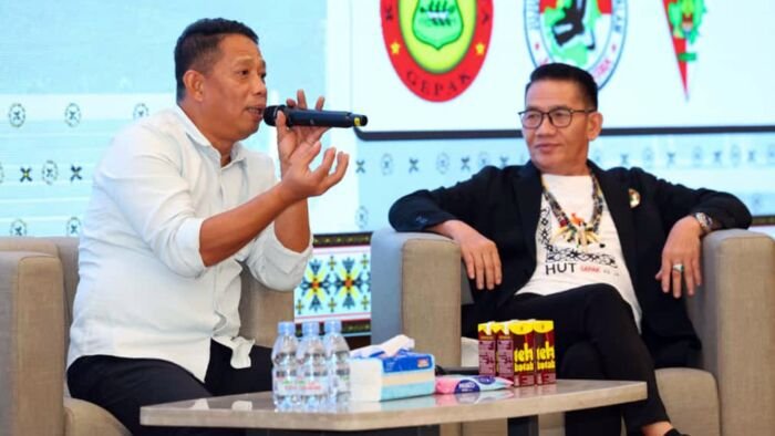 Deputi Bidang Sosial, Budaya, dan Pemberdayaan Masyarakat di Otorita IKN Deputi Bidang Sosial, Budaya, dan Pemberdayaan Masyarakat di Otorita IKN, Alimuddin (kiri) bersama Ketua Umum Pengurus Besar GEPAK, Abraham Ingan (kanan), di Ruang Serbaguna Kemenko 3, Kamis (23/10/2025). Foto: HO/Humas Otorita IKN