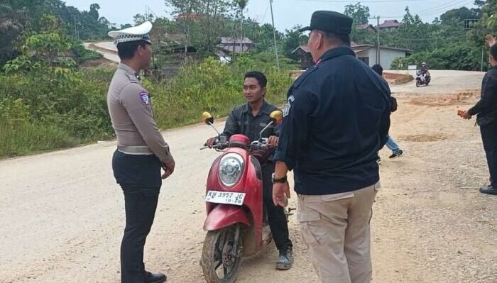 Dinas Perhubungan Kabupaten Mahakam Ulu bersama Satuan Lalu Lintas Polres Mahulu menggelar kegiatan sosialisasi keselamatan berkendara roda dua Dishub bersama Satlantas Polres Mahulu berkolaborasi menggelar edukasi keselamatan berkendara bagi pengendara roda dua di kawasan Ujoh Bilang. Foto: HO/Dishub Mahulu