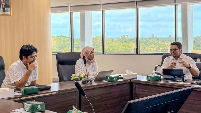 Direktur Perencanaan Mikro Otorita IKN, Mirwansyah Prawiranegara (kanan) bersama Deputi Bidang Perencanaan dan Pertanahan Otorita IKN, Mia Amalia (tengah) dan Deputi Bidang Transformasi Hijau dan Digital Otorita IKN, Agung Indrajit (kiri) mendiskusikan implementasi NusaPadu di Kantor Otorita IKN. Foto: HO/Humas Otorita IKN