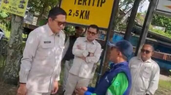 Direktur Utama Perumda Tirta Manuntung Balikpapan (PTMB), Yudhi Saharuddin saat melaksanakan pengecekan di lapangan. Foto: HO/PTMB