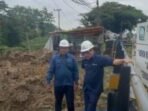 Direktur Utama Perumda Tirta Manuntung Balikpapan (PTMB), Yudhi Saharuddin saat melaksanakan pengecekan di lapangan. Foto: HO/PTMB