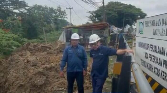 Direktur Utama Perumda Tirta Manuntung Balikpapan (PTMB), Yudhi Saharuddin saat melaksanakan pengecekan di lapangan. Foto: HO/PTMB