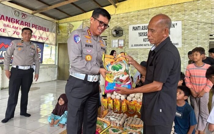 Dirlantas Polda Kaltim Kombes Pol Rifki menyerahkan bantuan berupa paket sembako dan santunan kepada anak-anak asuh sebagai bentuk perhatian dan dukungan moril. Foto: HO/Humas Polda Kaltim