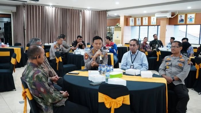 Dirpamobvit Polda Kaltim Kombes Pol Didik Mulyanto, S.H., S.I.K., Saat kegiatan Jumat Curhat bertema “Interaksi Langsung dengan Kapolda Kaltim dalam Rangka Peningkatan Pelayanan Polri kepada Masyarakat”,  di Aula Kantor PLN UP3 Jalan Jenderal Sudirman, Balikpapan, pada Jumat (24/10/2025). Foto: HO/Humas Polda Kaltim
