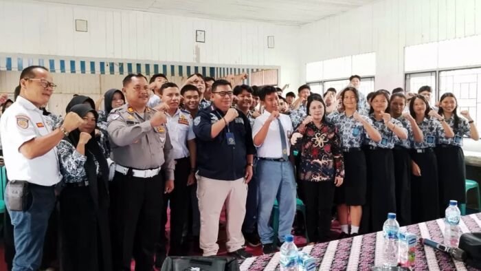 Dishub Kabupaten Mahakam Ulu menggelar sosialisasi ketertiban lalu lintas bagi pelajar SMA Negeri 1 Long Bagun, pada Kamis (18/9/2025). Foto: IST/Dishub Mahulu