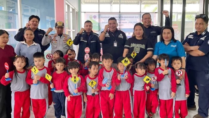 Dishub Kabupaten Mahulu menggelar kegiatan Sosialisasi Sadar Lalu Lintas Usia Dini (SALUD) bagi anak-anak TK Abdi Mulia 10 Lome, Kampung Long Melaham, Kecamatan Long Bagun, pada Jumat (3/10/2025). Foto: HO/Dishub Mahulu