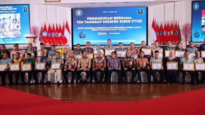 Diskominfo PPU menghadiri kegiatan Pengukuhan Bersama Tim Tanggap Insiden Siber (TTIS) Sektor Administrasi Pemerintahan dan Pembangunan Manusia Tahap II di Auditorium Mayjen TNI (Purn) dr. Roebiono Kertopati, Kantor Badan Siber dan Sandi Negara (BSSN) RI, Depok, pada Senin (27/10/2025). Foto: HO/Diskominfo PPU