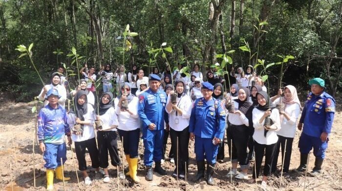 Ditpolairud Polda Kaltim menggelar kegiatan edukasi lingkungan bertema “Peduli Ekosistem Mangrove” bersama mahasiswa Universitas Mulia Balikpapan, pada Sabtu (18/10/2025). Foto: HO/Humas Polda Kaltim