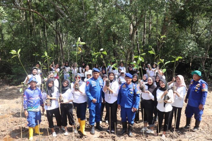 Ditpolairud Polda Kaltim Ajak Mahasiswa Universitas Mulia Balikpapan Peduli Ekosistem Mangrove