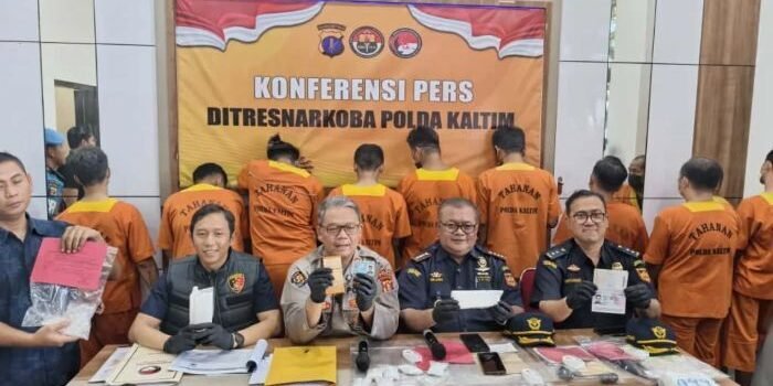 Ditresnarkoba Polda Kaltim Gelar Konferensi Pers pengungkapan 10 tersangka dan menyita 2.692,49 gram sabu, di Ruang Rapat Ditresnarkoba Polda Kaltim, pada Kamis (16/10/2025). Foto: HO/Humas Polda Kaltim 