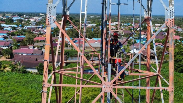 Dua orang teknisi sedang melakukan pemeliharaan Base Transceiver Station (BTS) milik XLSMART yang berlokasi di Jl. Pemajatan, Kecamatan Gambut, Kabupaten Banjar, Kalimantan Selatan, Rabu (8/10/2025). Foto: HO/ XLSMART