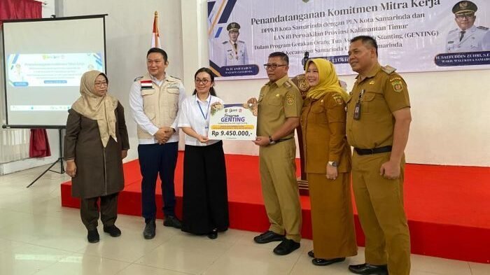 Foto bersama saat penyerahan bantuan Program GENTING senilai Rp51,3 juta di Aula Kantor Kecamatan Samarinda Ulu, pada Senin (13/10/2025). Foto: BorneoFlash/Nur Ainunnisa