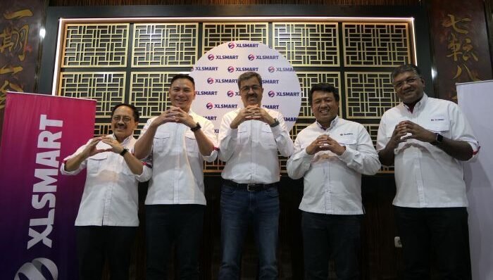 (ki-ka): Direktur & Chief Regulatory Officer XLSMART, Merza Fachys, Direktur & Chief Strategy & Home Business Officer XLSMART, Feiruz Ikhwan, Presiden Direktur & CEO XLSMART, Rajeev Sethi, Direktur & Chief People Officer XLSMART, Jeremiah Ratadhi, dan Direktur & Chief Technology Officer XLSMART, Shurish Subbramaniam pada kunjungan ke Banjarmasin, Kalimantan Selatan, Rabu (8/10/2025). Foto: HO/ XLSMART