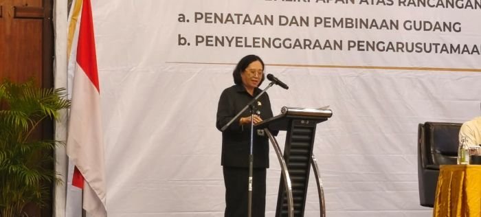 Fraksi Golkar melalui juru bicara, Nelly Turuallo, menyampaikan pandangan umum pada rapat paripurna, di Grand Senyiur Hotel Balikpapan, pada Senin (27/10/2025). Foto: BorneoFlash/Ardian