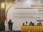 Fraksi Golkar melalui juru bicara, Nelly Turuallo, menyampaikan pandangan umum pada rapat paripurna, di Grand Senyiur Hotel Balikpapan, pada Senin (27/10/2025). Foto: BorneoFlash/Ardian