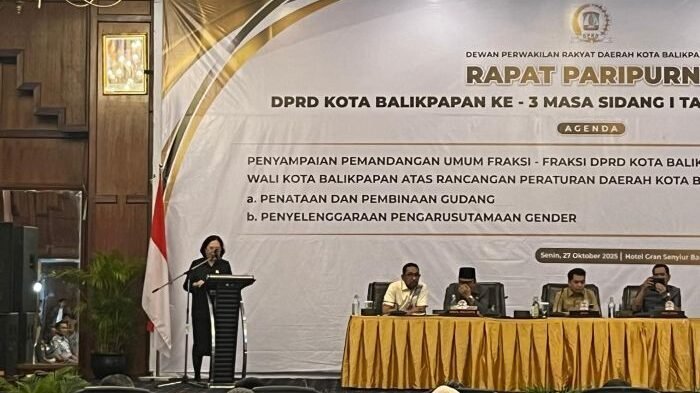 Fraksi Golkar melalui juru bicara, Nelly Turuallo Fraksi Golkar melalui juru bicara, Nelly Turuallo, menyampaikan pandangan umum pada rapat paripurna, di Grand Senyiur Hotel Balikpapan, pada Senin (27/10/2025). Foto: BorneoFlash/Ardian