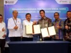 GM PT KPI Unit Balikpapan, Novie Handoyo Anto, dan Kepala Kejati Kaltim GM PT KPI Unit Balikpapan, Novie Handoyo Anto, dan Kepala Kejati Kaltim, Supardi, melakukan penandatanganan MoU tata kelola perusahaan yang bersih, taat hukum, dan berintegritas. Disaksikan oleh jajaran manajemen Pertamina dan pejabat Kejati Kaltim. Foto: HO/KPI Unit Balikpapan