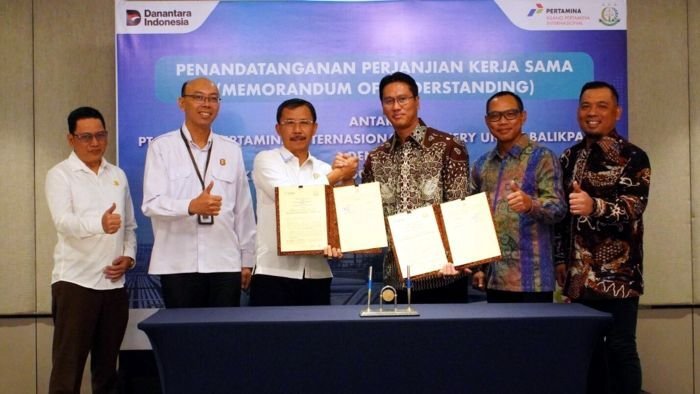 GM PT KPI Unit Balikpapan, Novie Handoyo Anto, dan Kepala Kejati Kaltim GM PT KPI Unit Balikpapan, Novie Handoyo Anto, dan Kepala Kejati Kaltim, Supardi, melakukan penandatanganan MoU tata kelola perusahaan yang bersih, taat hukum, dan berintegritas. Disaksikan oleh jajaran manajemen Pertamina dan pejabat Kejati Kaltim. Foto: HO/KPI Unit Balikpapan