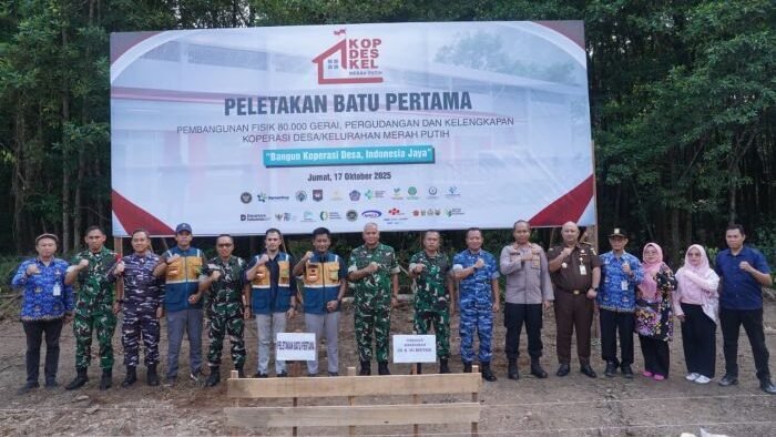 Pangdam VI/Mulawarman Mayjen TNI Rudi Rahmat Nugraha, S.I.P., M.Sc. hadir langsung di kegiatan Ground Breaking Koperasi Merah Putih bertema “Bangun Koperasi Desa, Indonesia Jaya” yang digelar di Komplek Perumahan Graha Indah, Balikpapan Utara, Jumat (17/10/2025). Foto: HO/Pendam VI/Mlw