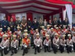 Gubernur Kalimantan Timur Rudy Mas'ud berfoto bersama jajaran Forkopimda dan anggota Polisi Cilik seusai upacara peringatan Hari Sumpah Pemuda ke-97 di GOR Kadrie Oening, Samarinda, pada Selasa (28/10/2025). Foto: BorneoFlash/Nur Ainunnisa