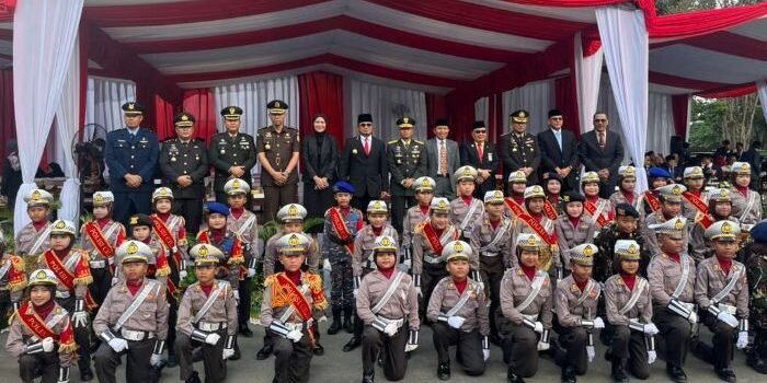 Gubernur Kalimantan Timur Rudy Masud berfoto bersama Gubernur Kalimantan Timur Rudy Mas'ud berfoto bersama jajaran Forkopimda dan anggota Polisi Cilik seusai upacara peringatan Hari Sumpah Pemuda ke-97 di GOR Kadrie Oening, Samarinda, pada Selasa (28/10/2025). Foto: BorneoFlash/Nur Ainunnisa