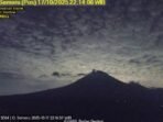 Gunung Semeru erupsi disertai letusan setinggi 300 meter di atas puncak pada Jumat (17/10/2025) malam. FOTO : ANTARA/HO-PVMBG