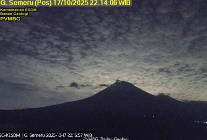 Gunung Semeru erupsi disertai letusan setinggi 300 meter di atas puncak pada Jumat (17/10/2025) malam. FOTO : ANTARA/HO-PVMBG