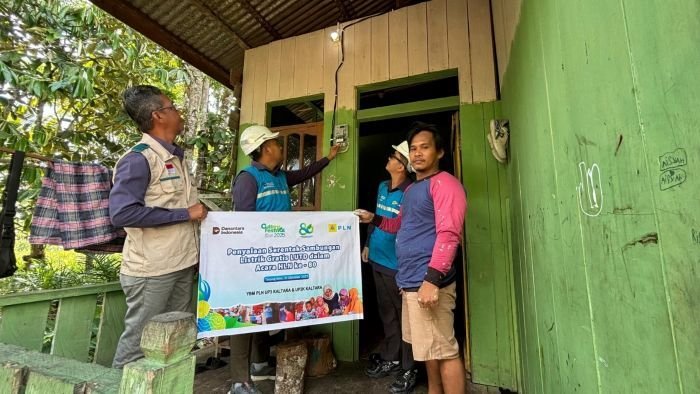 Hasriadi, warga Kelurahan Tanjung Laut, Bontang Hasriadi, warga Kelurahan Tanjung Laut, Bontang, kini dapat menikmati terang listrik dari Program Light Up The Dream (LUTD) yang digagas PLN UID Kaltimra. Foto: HO/PLN UID Kaltimra