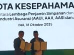 Ferdinan D. Purba, Anggota Dewan Komisioner LPS Bidang Penjaminan Polis Bersama Ketua AAUI Budi Herawan saat menunjukan nota kesepahaman kerja sama persiapan aktivasi program penjaminan polis bersama empat asosiasi industri asuransi di sela Hari Asuransi di Nusa Dua, Kabupaten Badung, Bali (18/10/2025). ANTARA/Dewa Ketut Sudiarta Wiguna