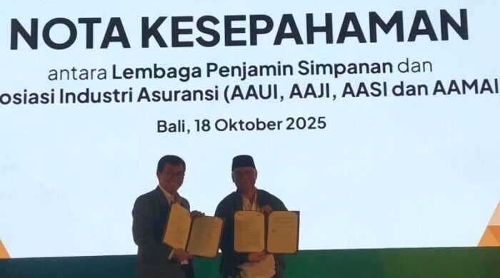Ferdinan D. Purba, Anggota Dewan Komisioner LPS Bidang Penjaminan Polis Bersama Ketua AAUI Budi Herawan saat menunjukan nota kesepahaman kerja sama persiapan aktivasi program penjaminan polis bersama empat asosiasi industri asuransi di sela Hari Asuransi di Nusa Dua, Kabupaten Badung, Bali (18/10/2025). ANTARA/Dewa Ketut Sudiarta Wiguna