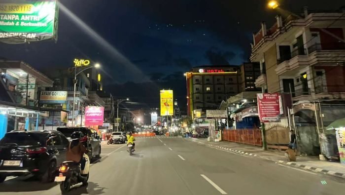 Jalan Abul Hasan sekarang menetapkan parkir 1 arah yaitu kiri. Jalan Abul Hasan sekarang menetapkan parkir 1 arah yaitu kiri. Foto: BorneoFlash/Nur Ainunnisa