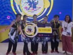 Juri Utama Indonesia Menari 2025 di Balikpapan, Maria Darmaningsih saat menyerahkan hadiah kepada Kelompok tari Borneo Etnika Star (BEStar) asal Samarinda, di Atrium Pentacity Mall Balikpapan, pada Minggu (12/10/2025). Foto: BorneoFlash/Niken Sulastri