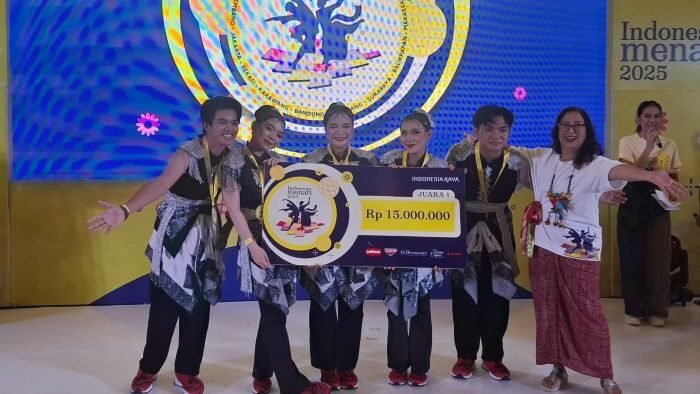 Juri Utama Indonesia Menari 2025 di Balikpapan, Maria Darmaningsih saat menyerahkan hadiah kepada Kelompok tari Borneo Etnika Star (BEStar) asal Samarinda, di Atrium Pentacity Mall Balikpapan, pada Minggu (12/10/2025). Foto: BorneoFlash/Niken Sulastri