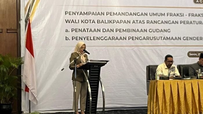 Juru bicara Fraksi NasDem, Vera Yuliati saat Rapat Paripurna di Grand Senyiur Hotel Balikpapan Juru bicara Fraksi NasDem, Vera Yuliati saat Rapat Paripurna di Grand Senyiur Hotel Balikpapan, pada Senin (27/10/2025). Foto: BorneoFlash/Ardian