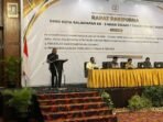 Juru bicara fraksi, Muhammad Najib, dalam rapat paripurna, di Grand Senyiur Hotel Balikpapan, pada Senin (27/10/2025). Foto: BorneoFlash/Ardian