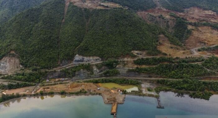 Lahan reklamasi terminal khusus milik PT Alngit Raya seluas 8,452 hektare di Desa Wailukum, Halmahera Timur, Maluku Utara, disegel oleh Kementerian Kelautan dan Perikanan (KKP) pada Kamis (9/10/2025). Penyegelan ini dilakukan setelah ditemukan bahwa PT Alngit Raya tidak mengantongi Persetujuan Kesesuaian Kegiatan Pemanfaatan Ruang Laut (PKKPRL) yang diwajibkan. Proyek tanpa izin ini dinilai oleh KKP berisiko tinggi menyebabkan kerusakan lingkungan pesisir, sehingga PSDKP (Direktorat Jenderal Pengawasan Sumber Daya Kelautan dan Perikanan) mengambil langkah penertiban. Foto: ANTARA/Andri Saputra/sgd Lahan reklamasi terminal khusus milik PT Alngit Raya seluas 8,452 hektare di Desa Wailukum, Halmahera Timur, Maluku Utara, disegel oleh Kementerian Kelautan dan Perikanan (KKP) pada Kamis (9/10/2025). Penyegelan ini dilakukan setelah ditemukan bahwa PT Alngit Raya tidak mengantongi Persetujuan Kesesuaian Kegiatan Pemanfaatan Ruang Laut (PKKPRL) yang diwajibkan. Proyek tanpa izin ini dinilai oleh KKP berisiko tinggi menyebabkan kerusakan lingkungan pesisir, sehingga PSDKP (Direktorat Jenderal Pengawasan Sumber Daya Kelautan dan Perikanan) mengambil langkah penertiban. Foto: ANTARA/Andri Saputra/sgd