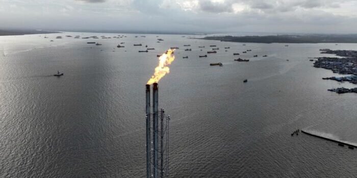 KPB berhasil menyalakan flare pada unit HCC, menandai dimulainya tahap commissioning atau uji coba peralatan menuju pengoperasian penuh kilang baru. Foto: HO/KPB