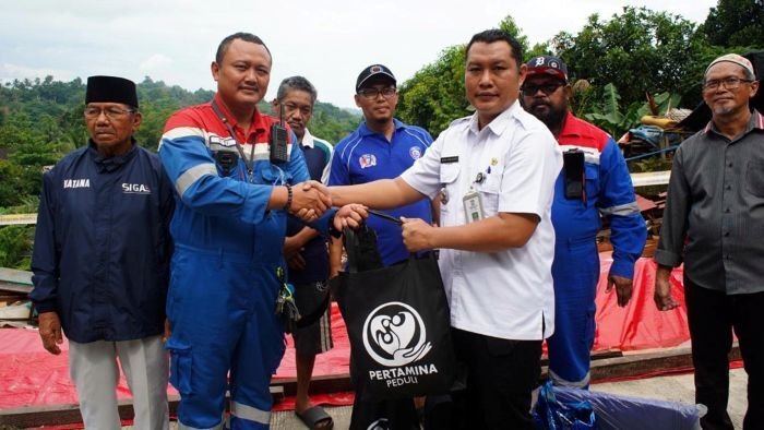 KPI Unit Balikpapan menyalurkan bantuan bagi keluarga terdampak tanah longsor di RT 60 KPI Unit Balikpapan menyalurkan bantuan bagi keluarga terdampak tanah longsor di RT 60, Kelurahan Muara Rapak, Kecamatan Balikpapan Utara. Area Manager Communication, Relations & CSR PT KPI Unit Balikpapan, Dodi Yapsenang, menyerahkan bantuan pada Kamis (23/10/2025). Foto: HO/KPI Unit Balikpapan