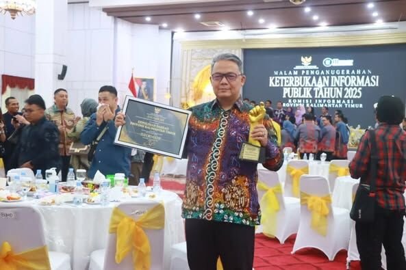 Kabid Humas Polda Kaltim Kombes Pol Yuliyanto, S.I.K., M.Sc., dalam ajang Penganugerahan Keterbukaan Informasi Badan Publik Kaltim Tahun 2025 yang digelar oleh Komisi Informasi Provinsi Kalimantan Timur, di Gedung Pendopo Odah Etam Kota Samarinda, pada Jumat malam (03/10/2025). Foto: HO/Humas Polda Kaltim