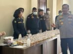 Kabiddokkes Polda Kaltim Kombes Pol Dr. drg. Nelson Situmorang Saat Tinjau Langsung Pelaksanaan Deteksi Dini Narkoba terhadap Personel Yang berlangsung, pada Rabu (15/10/2025). Foto: HO/Humas Polda Kaltim