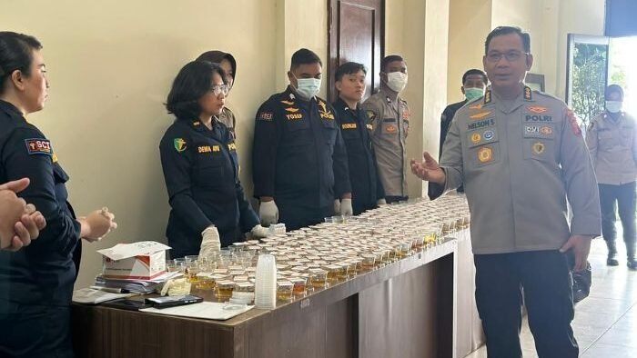 Kabiddokkes Polda Kaltim Kombes Pol Dr. drg. Nelson Situmorang Saat Tinjau Langsung Pelaksanaan Deteksi Dini Narkoba terhadap Personel Yang berlangsung, pada Rabu (15/10/2025). Foto: HO/Humas Polda Kaltim